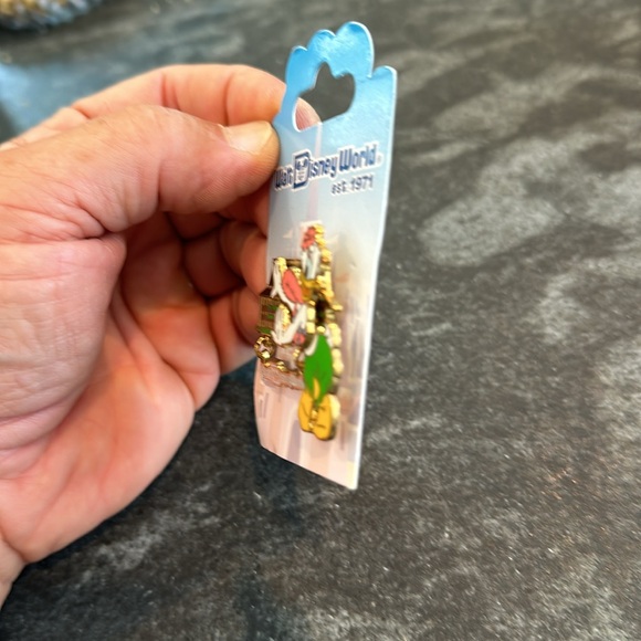 Walt Disney World Resorts Daisy Duck pin. 2006. Original owner. Never used. 3D. - Picture 2 of 6